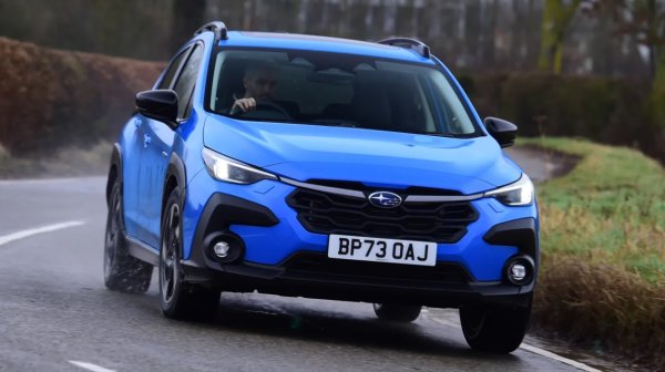 Подобно на много от колите в този списък, Subaru Crosstrek се движи между хечбек и пълноценен SUV. Това, което обаче не подлежи на съмнение, е проходимостта на този автомобил. Наред със здравия си външен вид, Crosstrek се предлага със задвижване на четирите колела и повишен просвет като стандарт, така че е изненадващо способен в по-селски и предизвикателни пътища. 

Има и щедро оборудване при стандартен комплект, включително технологията за безопасност EyeSight на Subaru. Недостатъкът е високата цена, но при тази марка е очаквано.
